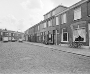 858966 Gezicht in de Bollenhofsestraat te Utrecht, met rechts de huizen Bollenhofsestraat 103 -hoger.